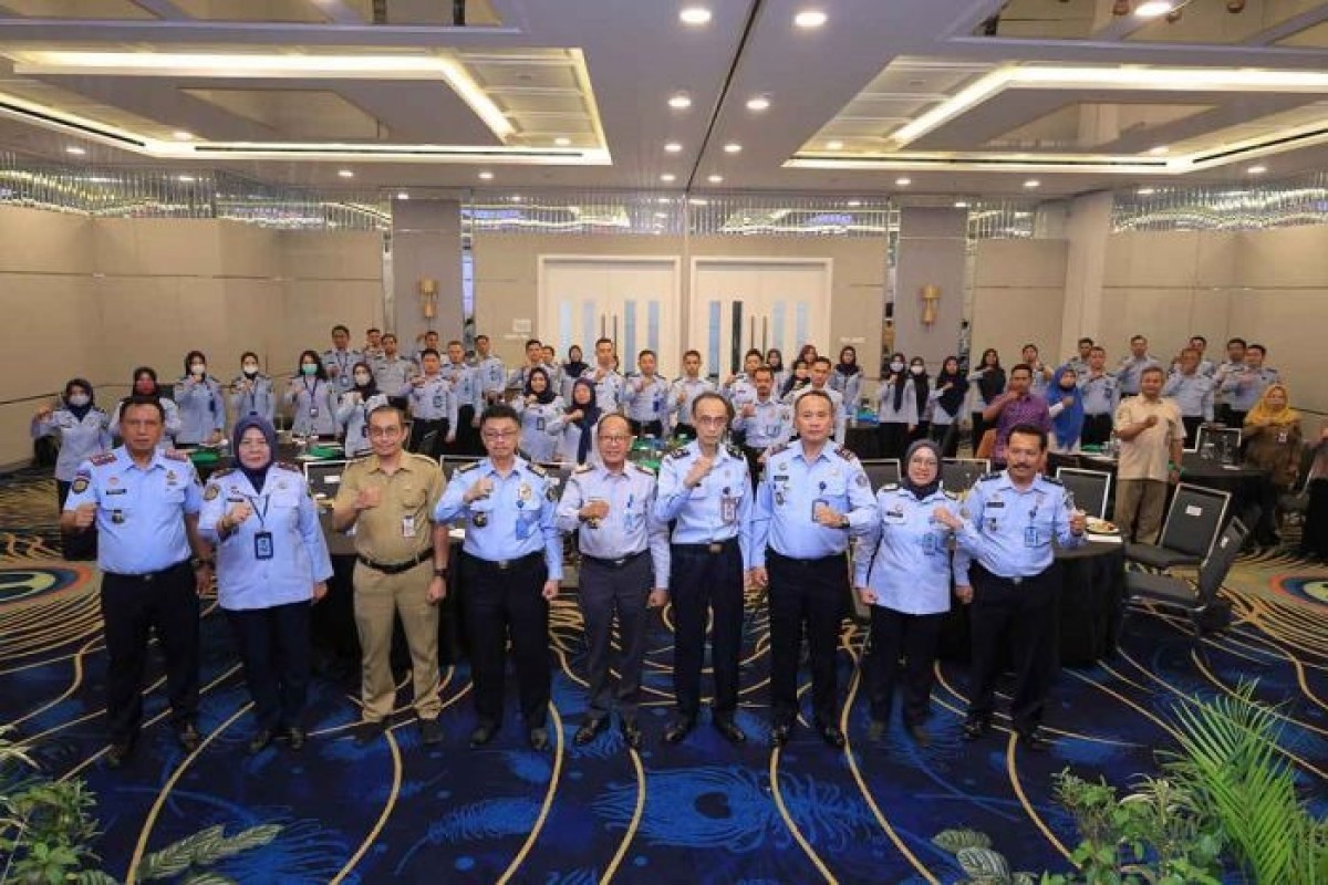 Foto bersama usai kegiatan sostek Perawatan Kesehatan di Hotel Leedon, Senin (31/7/2023). (Foto: Humas Kemenkumham Jatim)