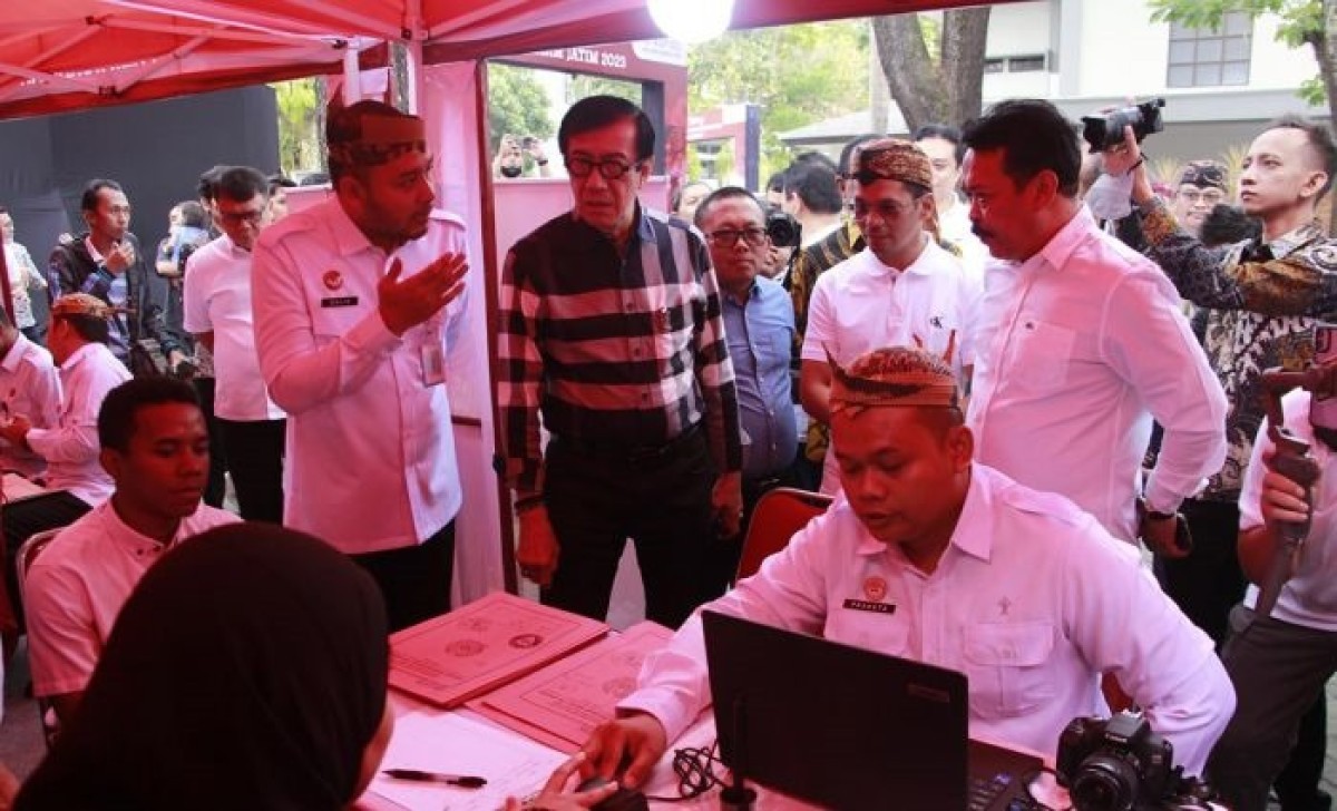 Kepala Kantor Imigrasi Kelas I TPI Malang Galih Priya Kartika Perdhana memaparkan inovasi yang sudah dilakukan kepada Menkumham Yasonna H. Laoly. (Foto: Humas Kemenkumham Jatim)