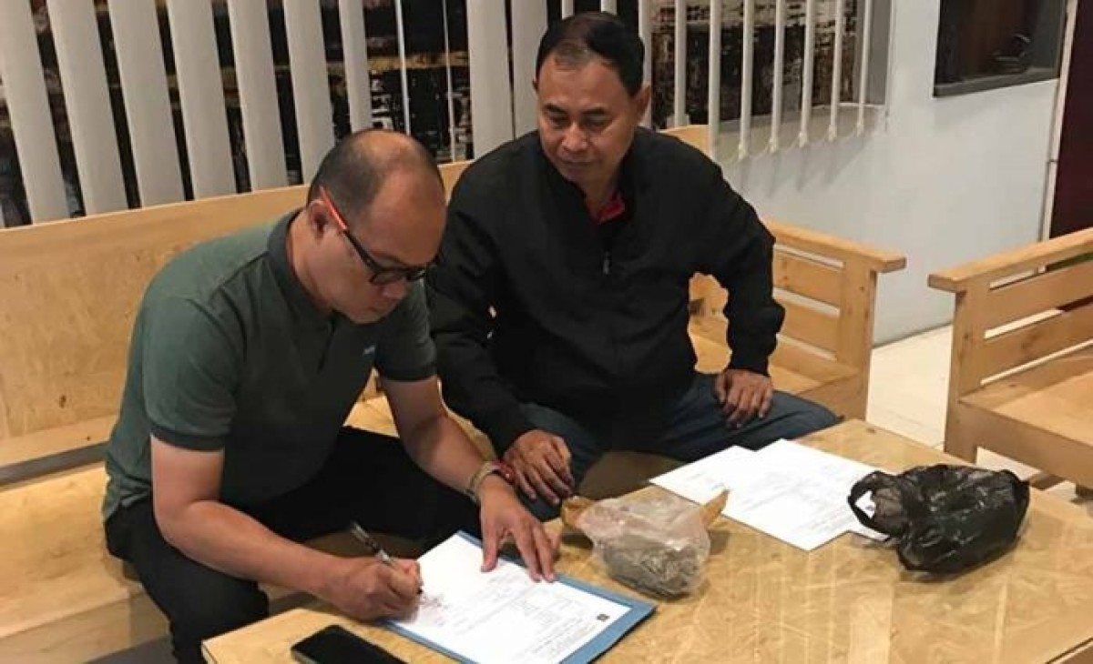 Petugas Lapas Malang saat memeriksa narkoba berupa ganja yang akan diselundupkan. (Foto: Humas Kemenkumham Jatim)