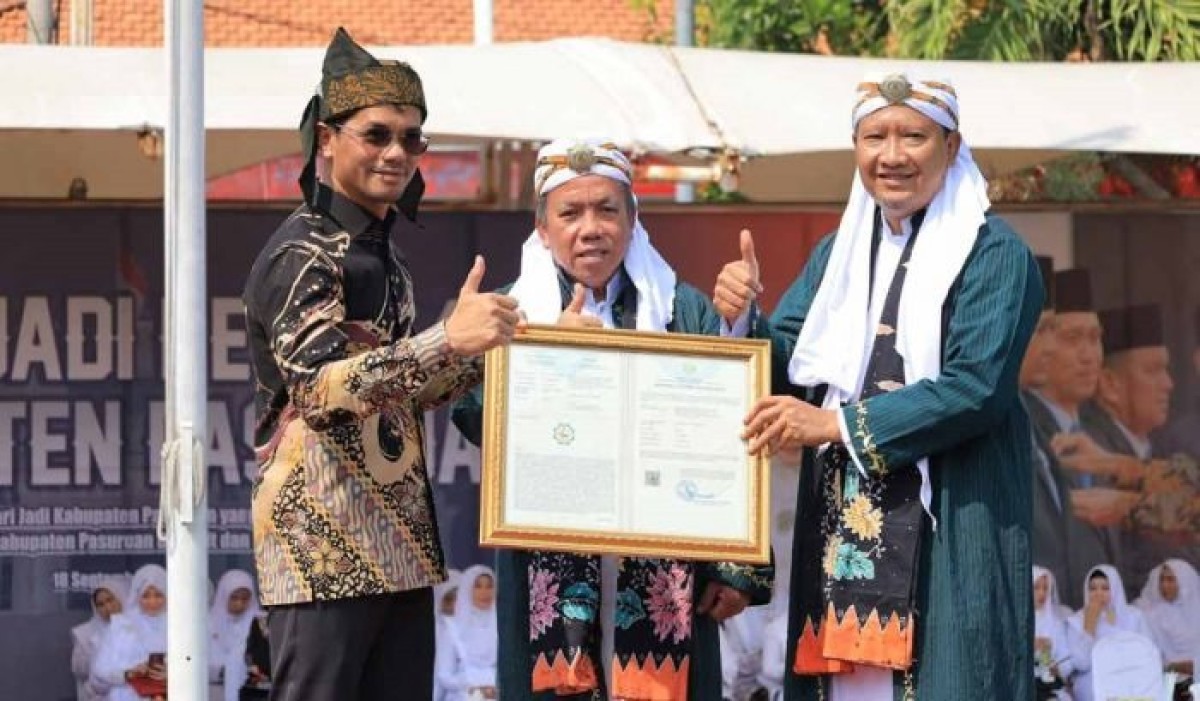 Plt Kepala Kanwil Kemenkumham Jatim, Saefur Rochim, saat menyerahkan sertifikat ke Bupati Pasuruan, Irsyad Yusuf (Foto: Humas Kemenkumham Jatim)