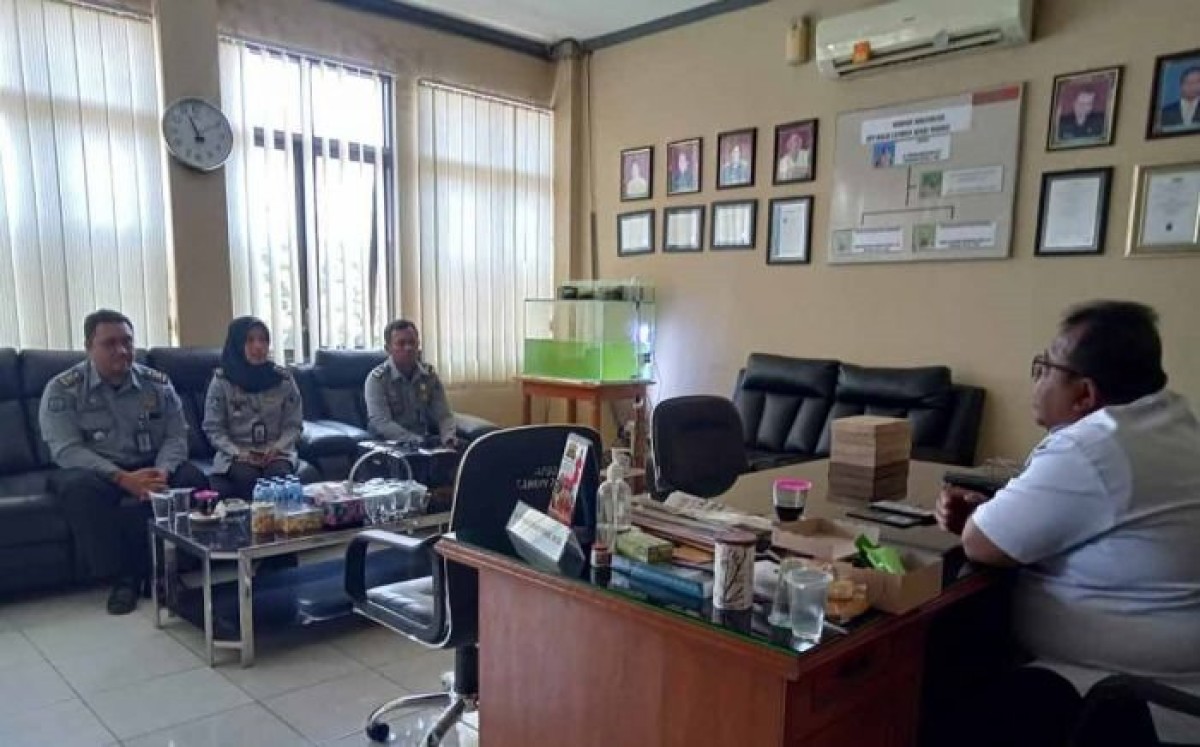 Jajaran Kanwil Kemenkumham Jatim saat bertemu dengan pihak Balai Latihan Kerja. (Foto: Humas Kemenkumham Jatim)