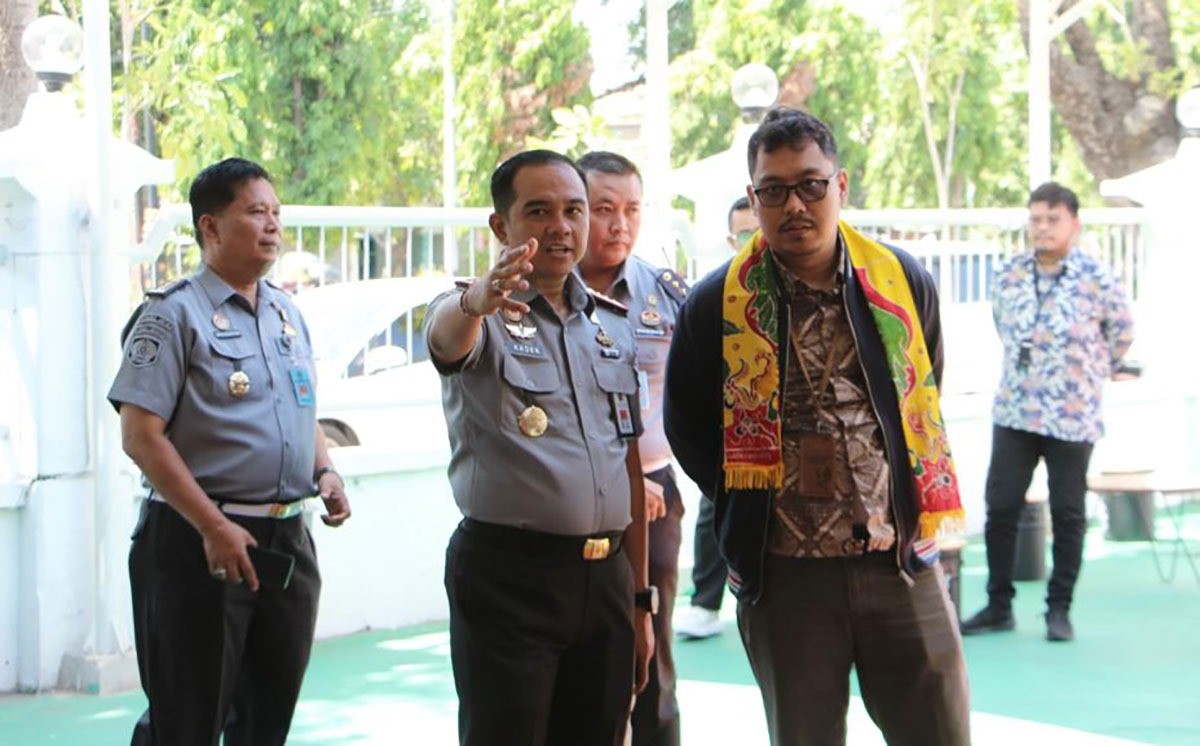 Analis Kebijakan Muda Canggih Hangga Wicaksono bersama jajaran Lapas Kelas I Madiun. (Foto: Humas Kemenkumham Jatim)
