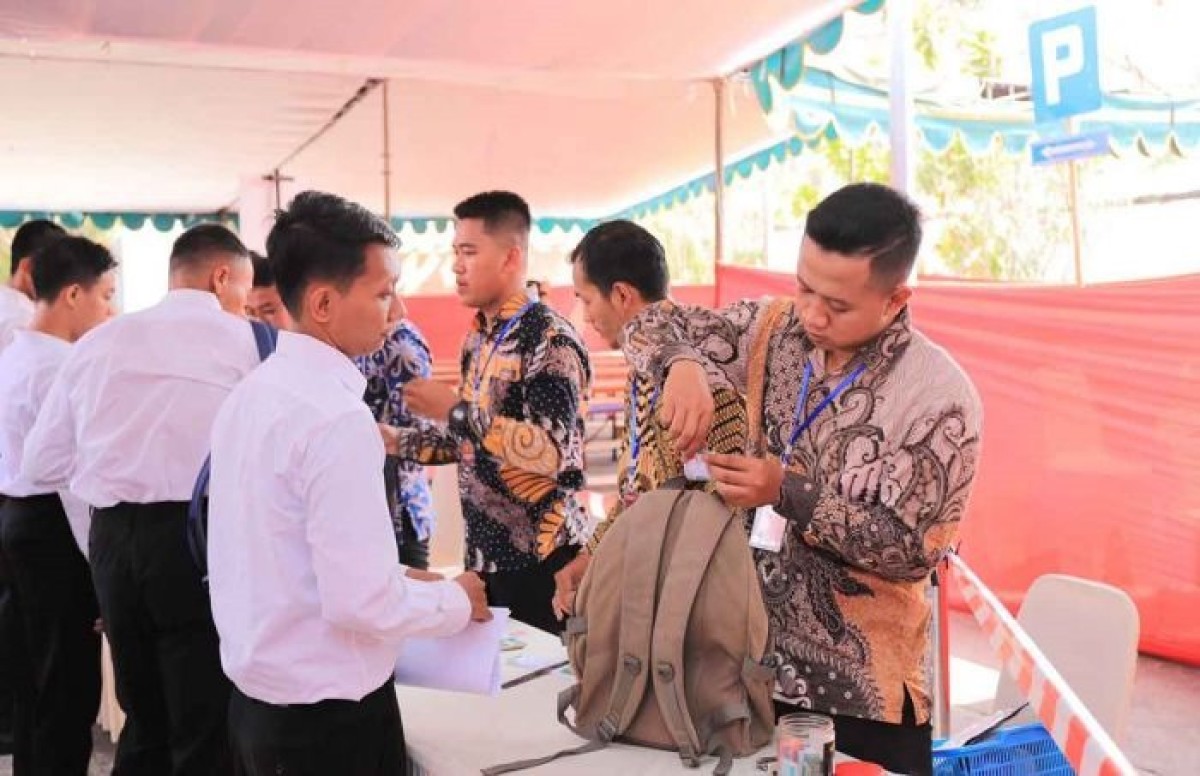 Petugas saat menggeledah peserta SKD CPNS Kemenkumham di Jawa Timur. (Foto: Humas Kemenkumham jatim)