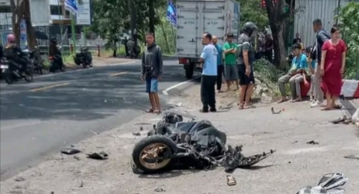 Motor korban yang rusak parah usai tertabrak truck box di Trenggalek. (Foto: Bramanta Pamungkas/jatimnow.com)