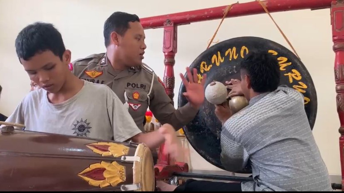 Briptu Luhur Ainul Fikri, Ajari Anak-anak Tunanetra di Ponorogo Main Gamelan Reog