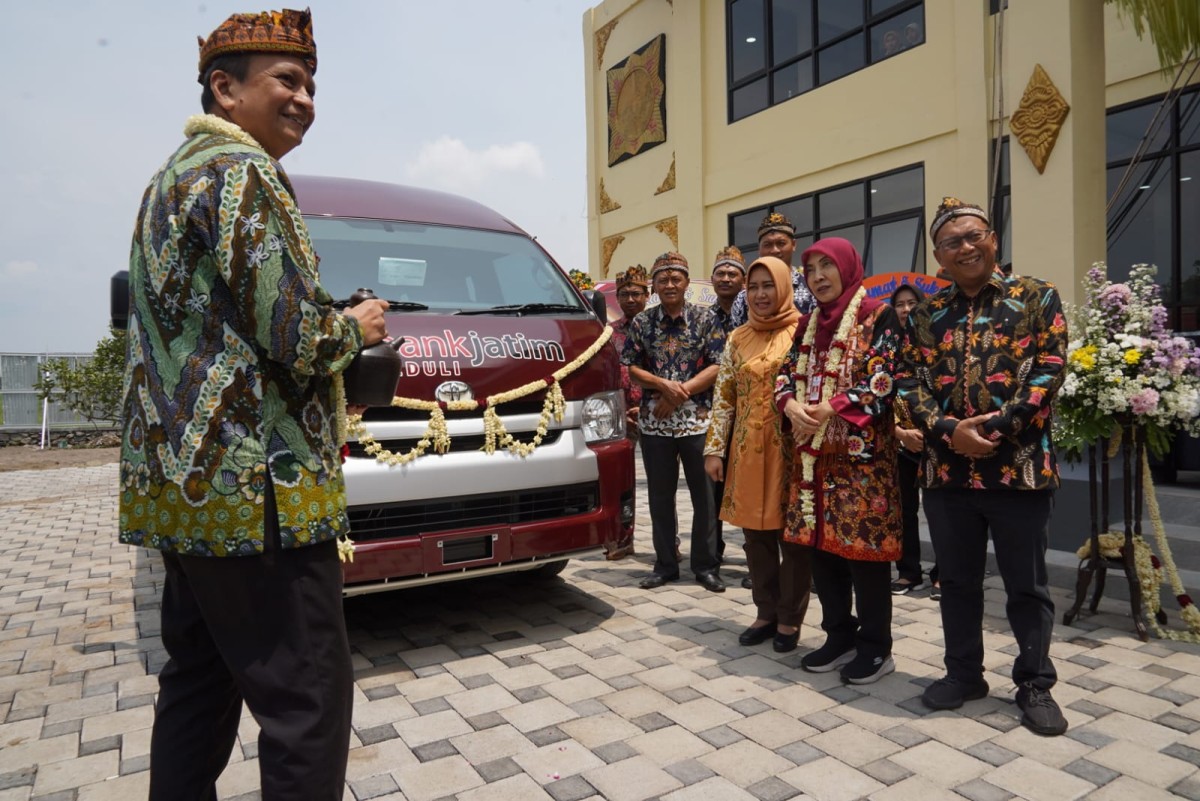 Penyerahan CSR mobil kepada Pemkot Mojokerto. (Foto-foto: Humas Pemkot Mojokerto)