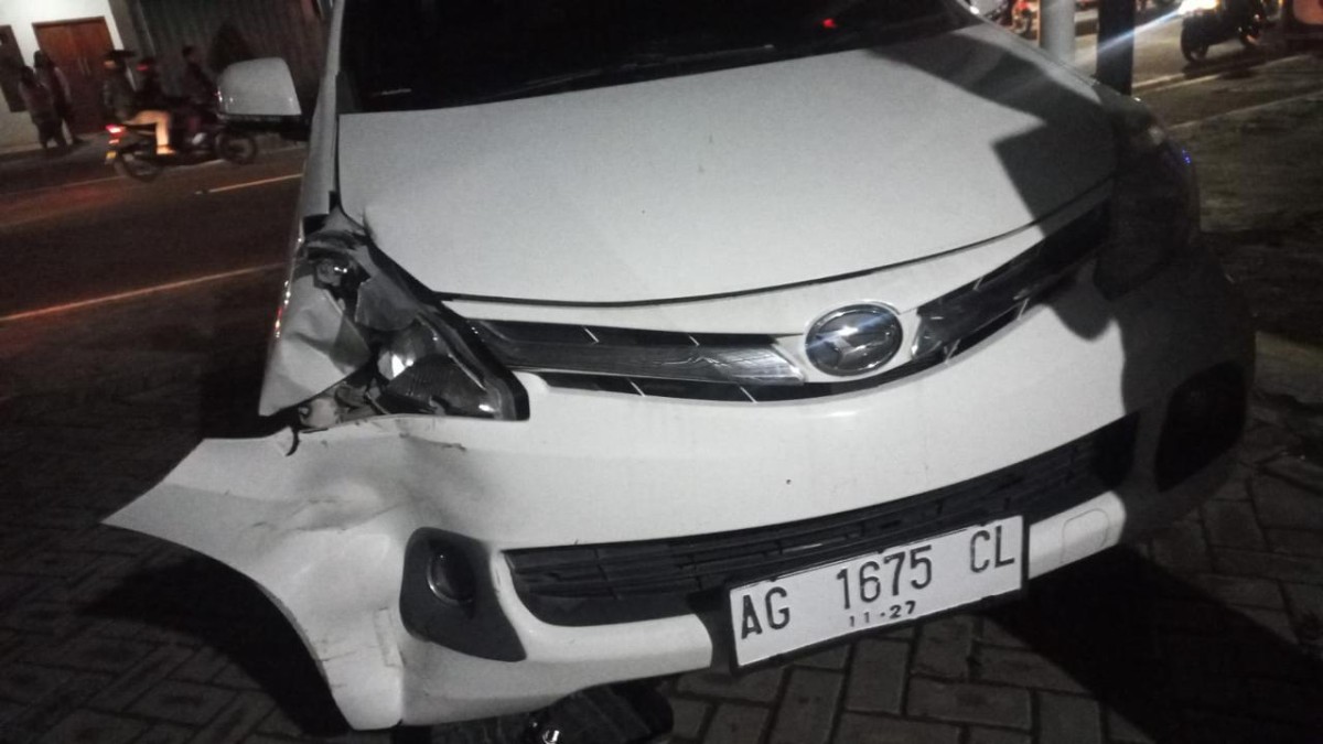 Xenia yang menabrak pedagang pentol bakar di Kediri. (Foto : Polres Kediri for jatimnow.com)