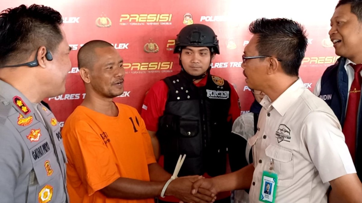 Tersangka saat diamankan polisi. (Foto: Bramanta Pamungkas/jatimnow.com)