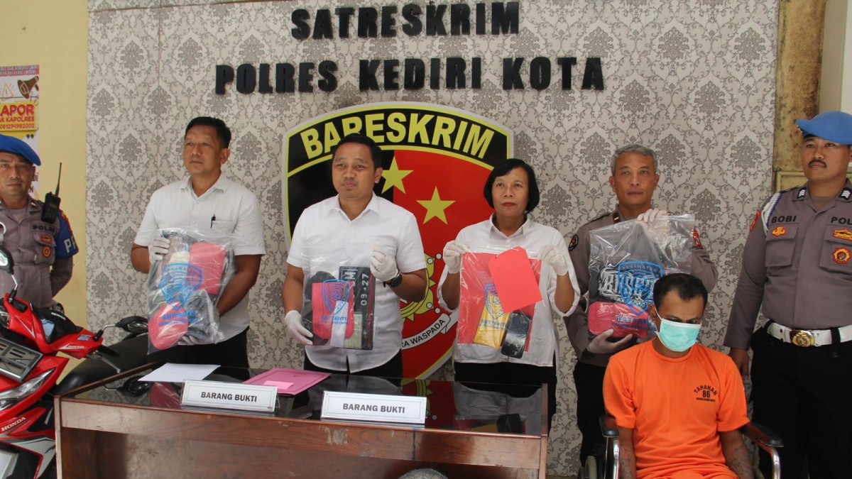 Pelaku pencabulan dan pencurian saat release di Polres Kediri Kota. (Foto : Humas Polres Kediri Kota/jatimnow.com)