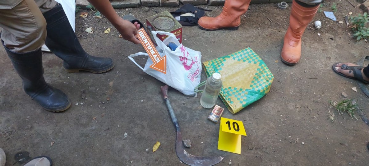 Olah TKP penemuan mayat di Banyakan. (Foto : Polsek Banyakan for jatimnow.com)