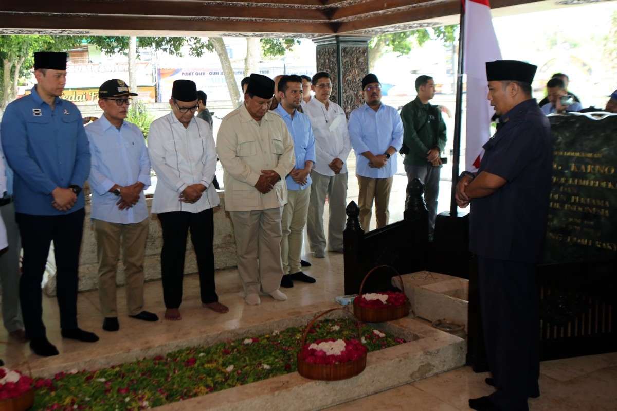 Capres nomor urut dua, Prabowo Subianto saat berziarah ke makam bung karno. (Foto: Bramanta Pamungkas/jatimnow.com)