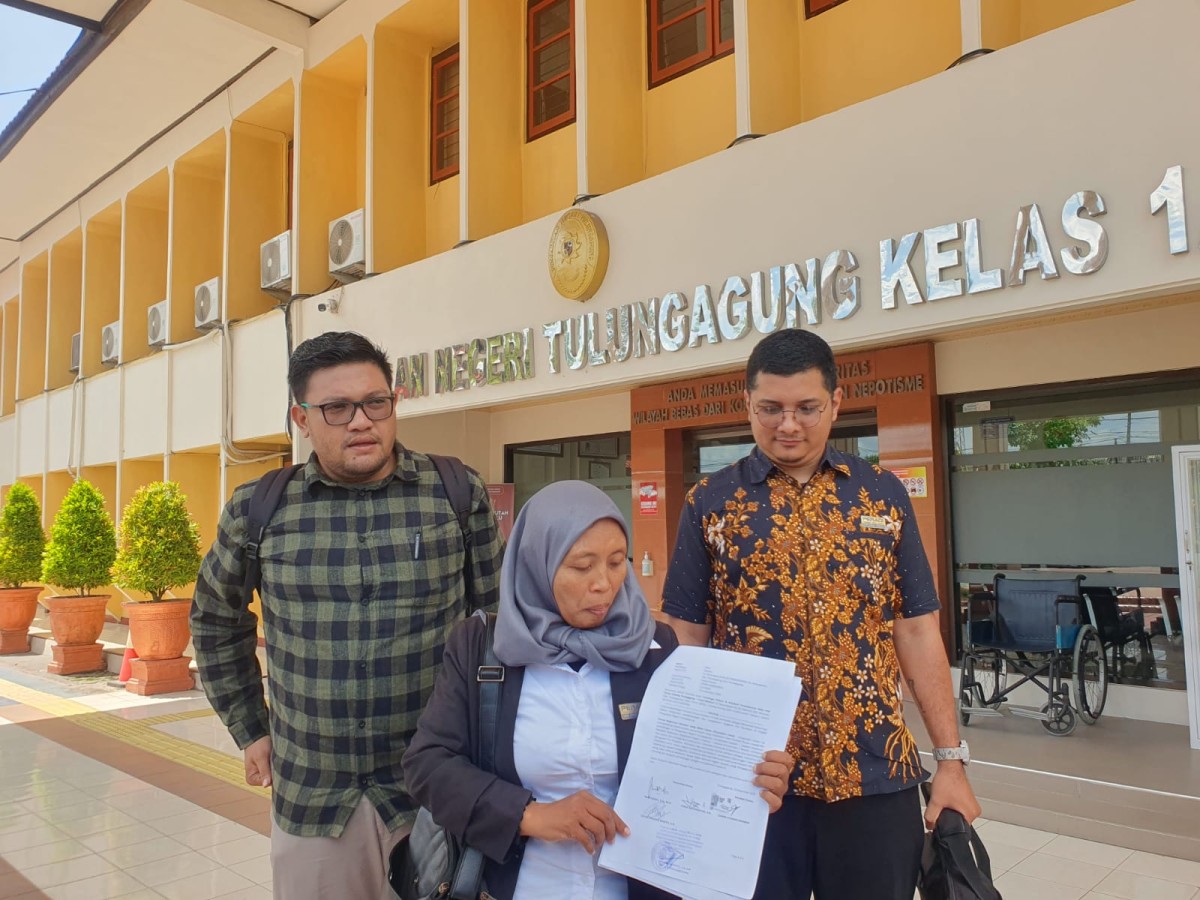 Tim LHA PSHT Tulungagung saat mendaftarkan gugatan pra peradilan di PN Tulungagug. (Foto: Bramanta Pamungkas/jatimnow.com)