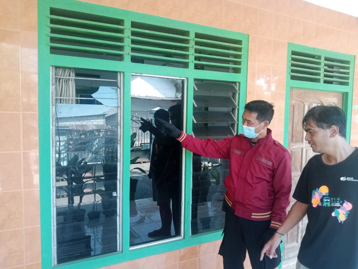 Polisi menunjukkan kerusakan kaca warga Grompol, Ngebrak. (Foto : Polsek Gampengrejo/jatimnow.com)