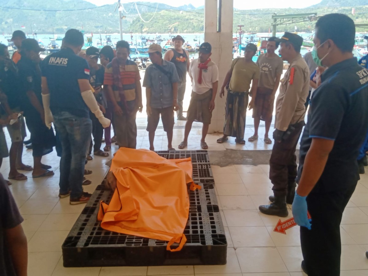 Petugas mengevakuasi jenazah korban. (Foto: Dok Polres Tulungagung for jatimnow.com)