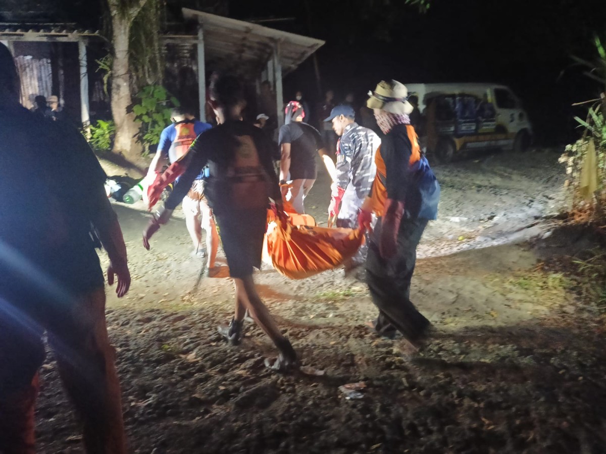 Petugas mengevakuasi jenazah korban. (Foto: Dok Polres Tulungagung/jatimnow.com)