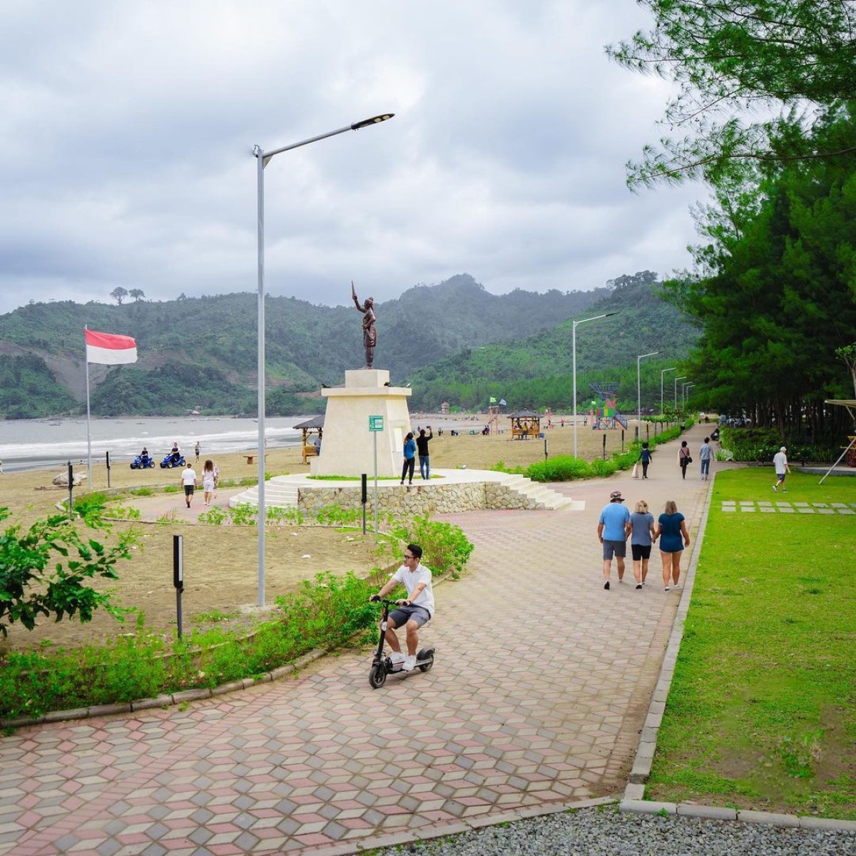 Pemandangan Pantai Midodaren. (Foto: Instagram @midodarentulungagung)