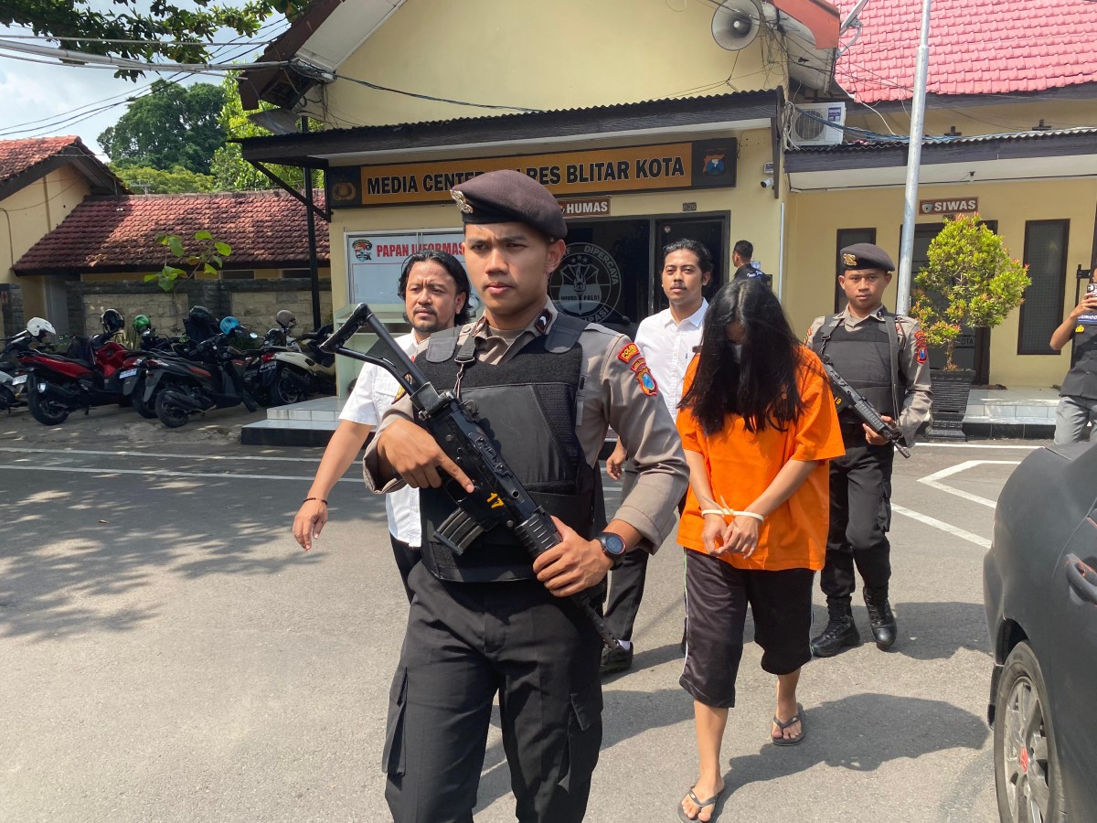 Tersangka saat dikeler Satreskrim Polres Blitar Kota. (Foto: Polres Blitar Kota)