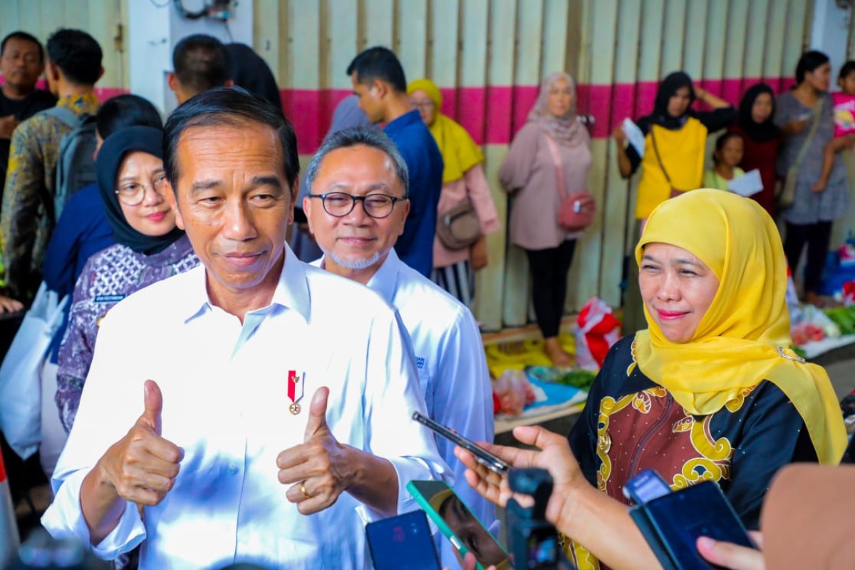 Jokowi memberikan dua jempol saat kunjungan ke Pasar Rogojampi, Banyuwangi (Foto: Pemprov Jatim for jatimnow.com)