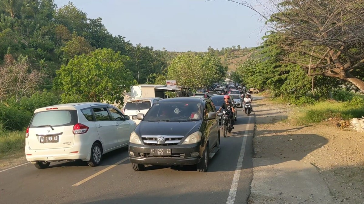 Kepadatan pengguna jalan di kawasan JLS Tulungagung. (Foto: Bramanta Pamungkas/jatimnow.com)