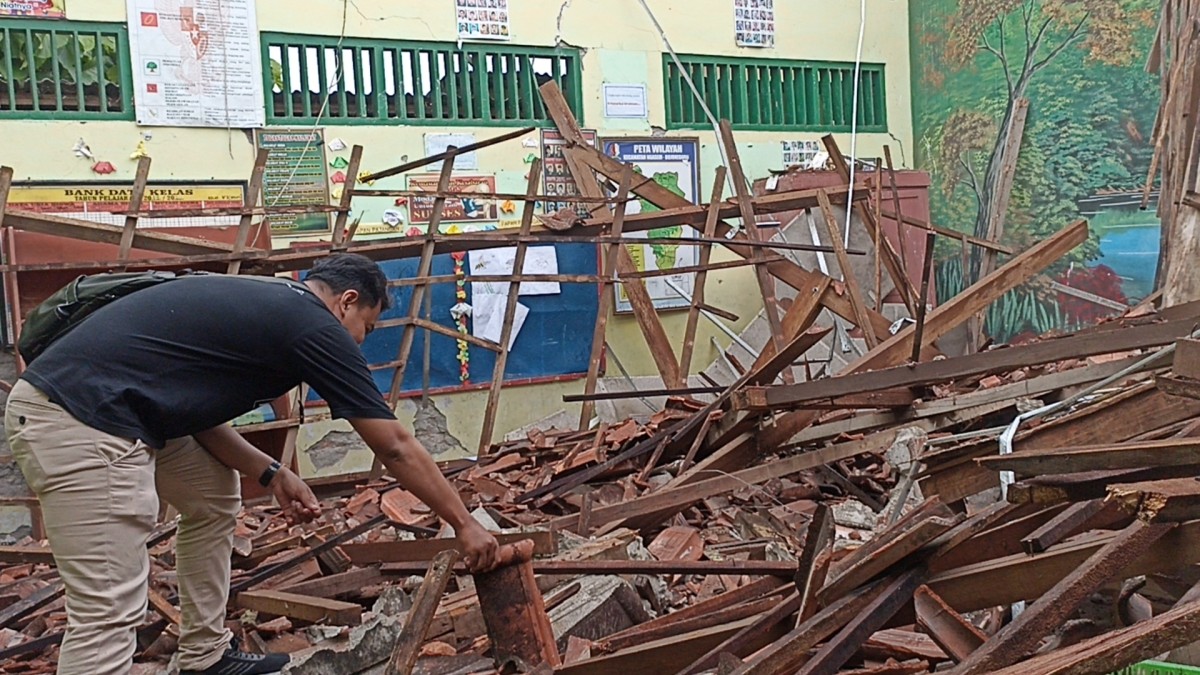 Kondisi atap ruangan kelas 6 SDN Ngadiluwih yang ambruk (Foto: Misbahul Munir/jatimnow.com)