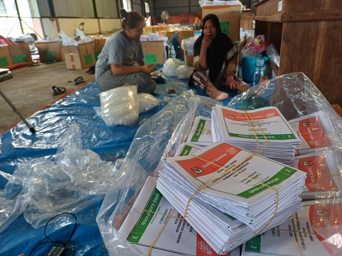 Proses pelipatan dan penyortiran surat suara Pemili 2024 di Lamongan. (Foto: Adyad Ammy Iffansah/jatimnow.com)