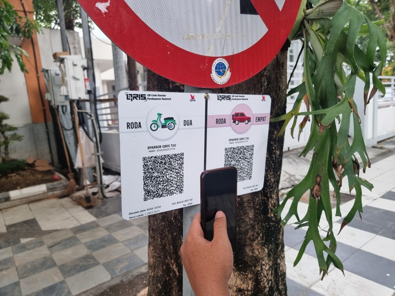 Salah satu barcode parkir nontunai (QRIS) di Jalan Jimerto Surabaya. (Foto: Ni'am Kurniawan/jatimnow.com)