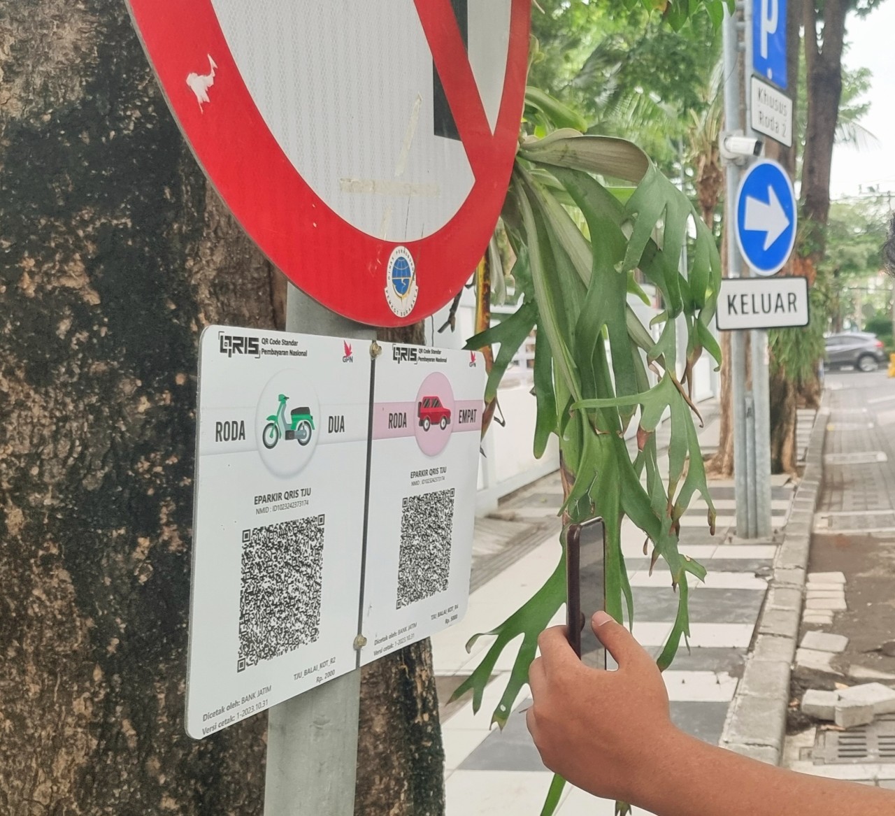    Ilustrasi. Scan barcode parkir QRIS di Jalan Jimerto Surabaya. (Foto: Ni'am Kurniawan/jatimnow.com)