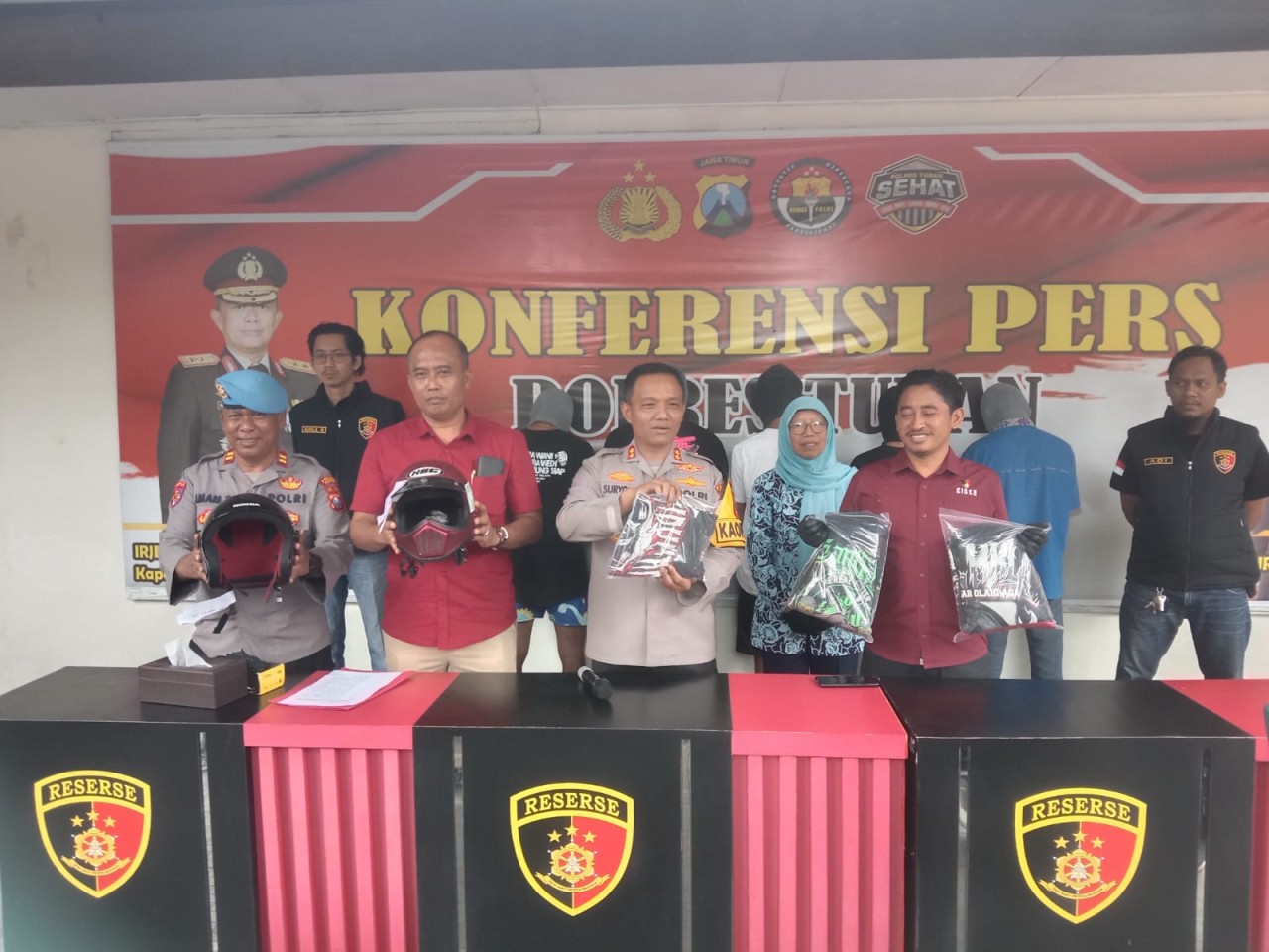 Kapolres Tuban AKBP Suryono saat konferensi pers penangkapan pelaku pengeroyokan pengendara motor di Tuban (Foto: dok Imron for Jatimnow.com)