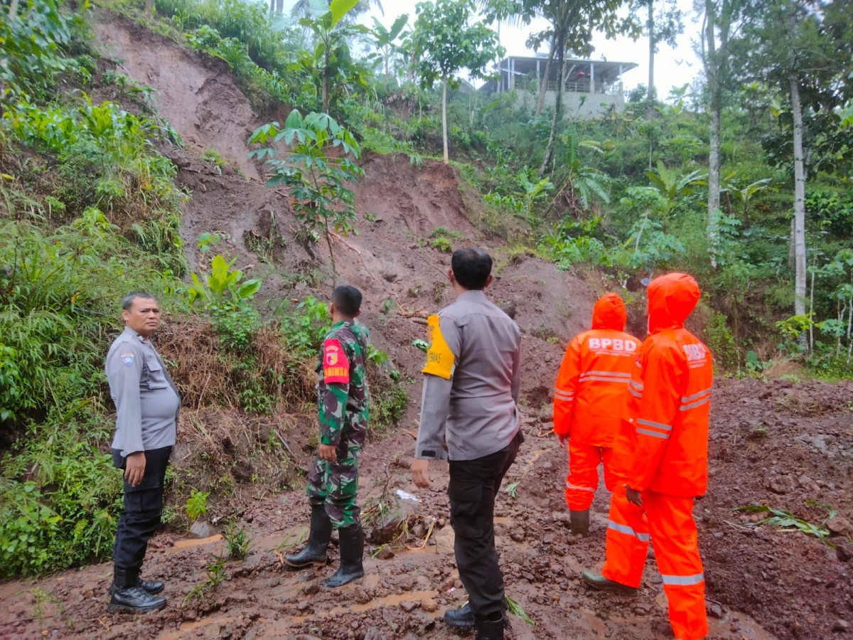 Longsor di Desa Banaran Ponorogo menutup jalan antar RT. (Foto: BPBD Ponorogo for jatimnow.com)