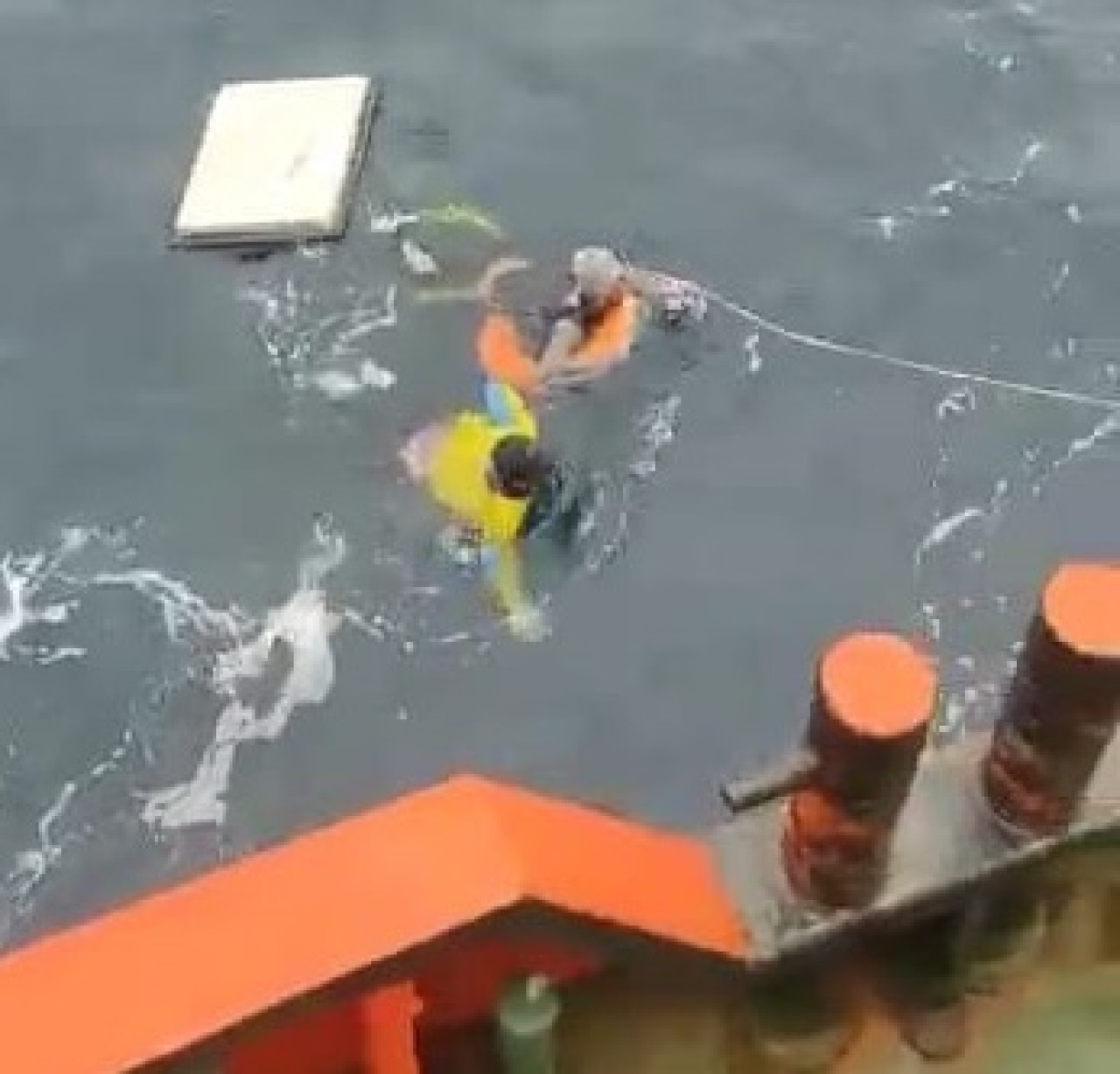 ABK KM Putra Sumber Mas saat ditemukan  terombang ambing di lautan. (Foto: Polres Sumenep for jatimnow.com)