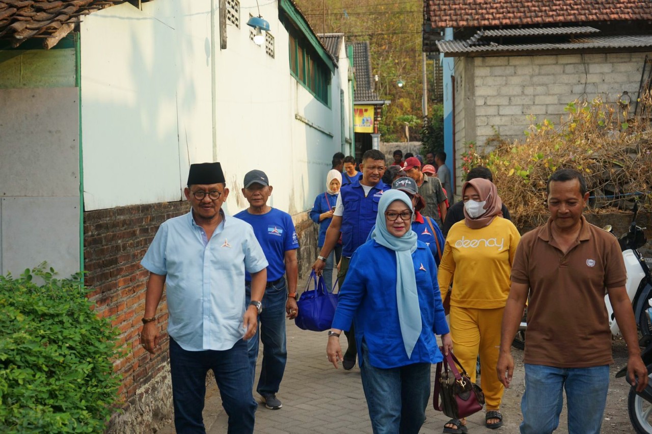 Adi Toegarisman (depan-kiri) saat menyapa warga di daerah pemilihan (foto: Adi for jatimnow.com)