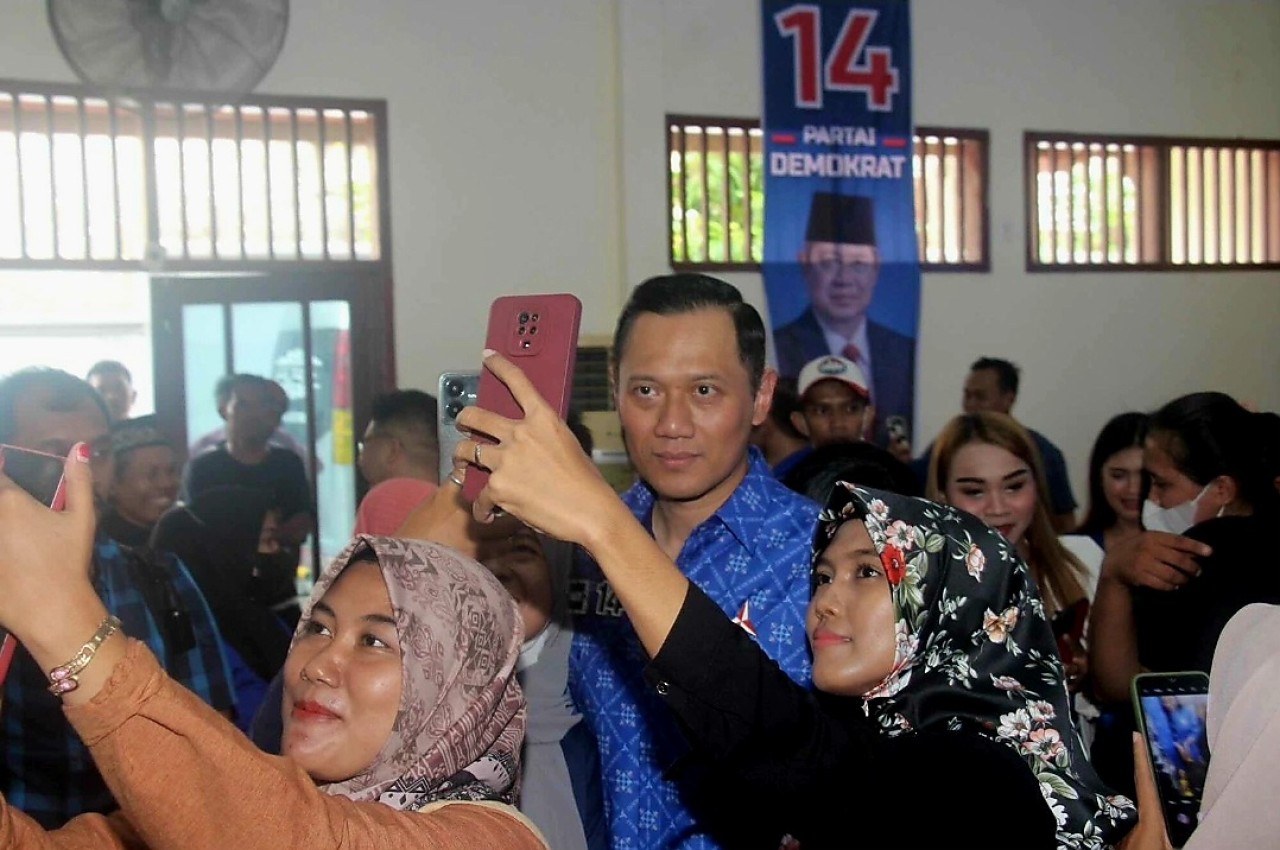 Ketum Partai Demokrat Agus Harimurti Yudhoyono (AHY) saat menyapa warga Tuban (foto: Faisal for jatimnow.com)