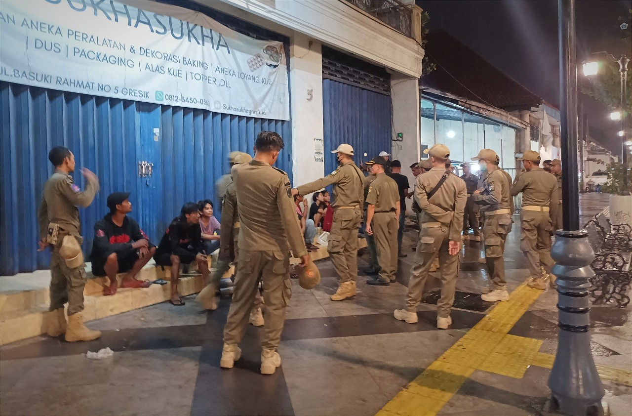 Belasan anak punk dan pengamen saat diamankan petugas Satpol PP di Bandar Grisse Gresik (Foto: Sahlul Fahm/jatimnow.com)