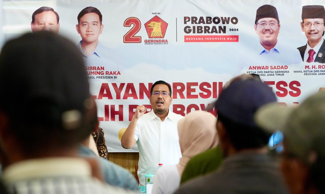 Para nelayan saat berkumpul dan menyampaikan aspirasinya kepada Ketua Gerindra Jatim Anwar Sadad (foto: Fad for jatimnow.com)