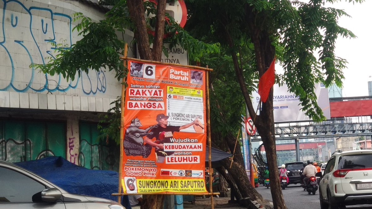 Salah satu baliho unik di Jalan Wonokromo, Surabaya (Foto: Haryo Agus / jatimnow.com)