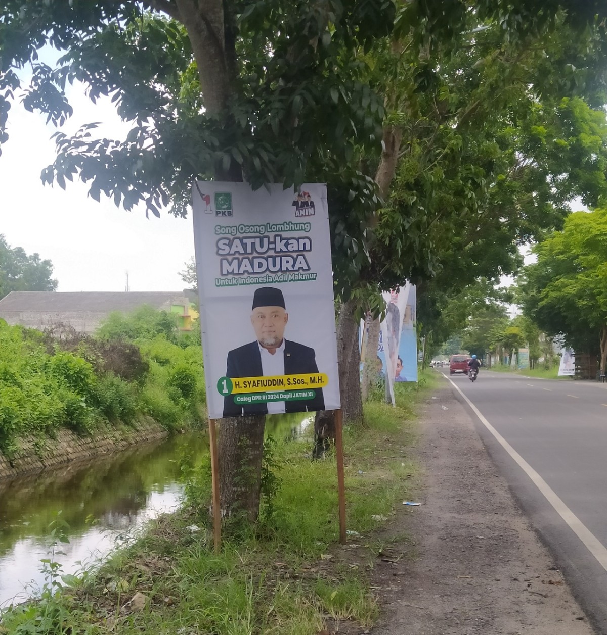 Baliho caleg berbahasa daerah. (Foto: Fathor Rahman/jatimnow.com)