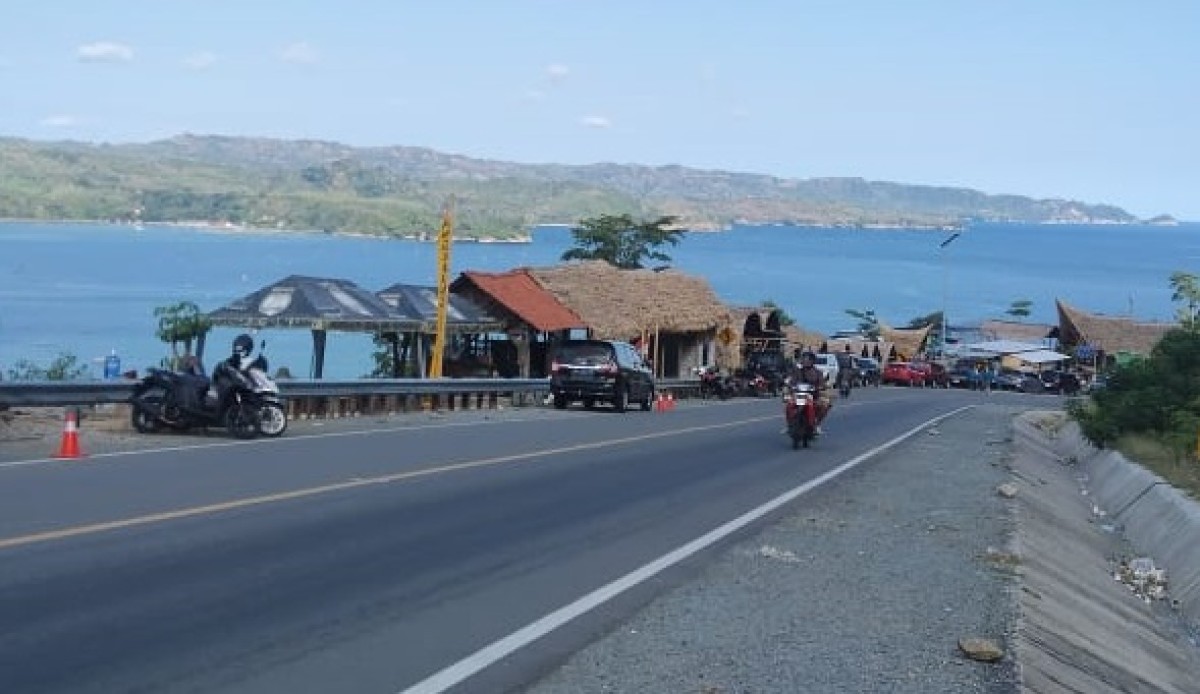 Bangunan-bangunan liar di JLS di Tulungagung. (Foto: Bramanta Pamungkas/jatimnow.com)