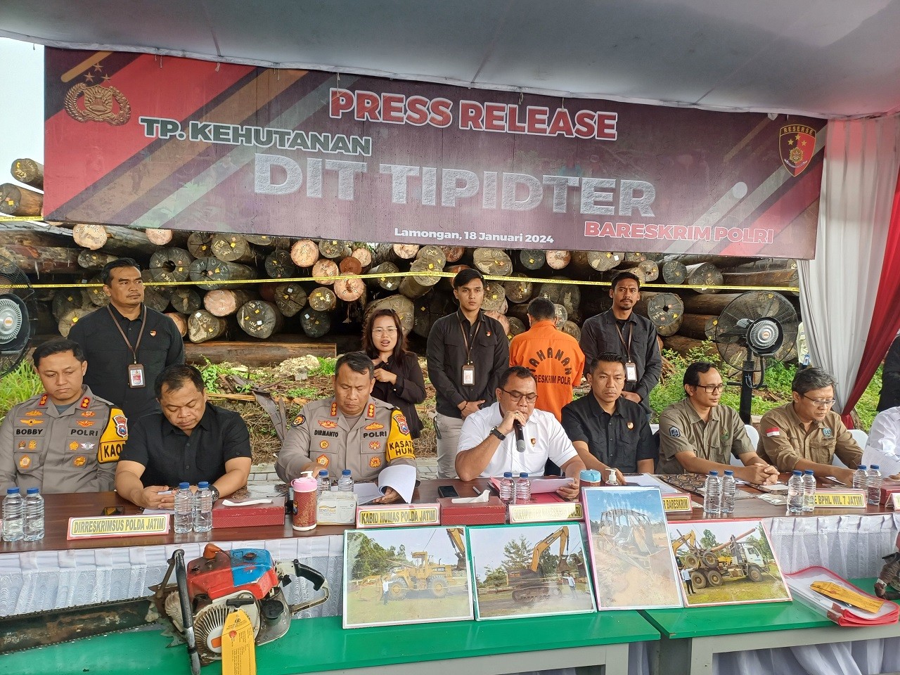 Bareskrim Polri merilis pengungkapan kasus ilegal logging hutan Kalimantan di PT. Kayan Wood Industries (KWI) Lamongan. (Foto : Adyad Ammy Iffansah/jatimnow.com)