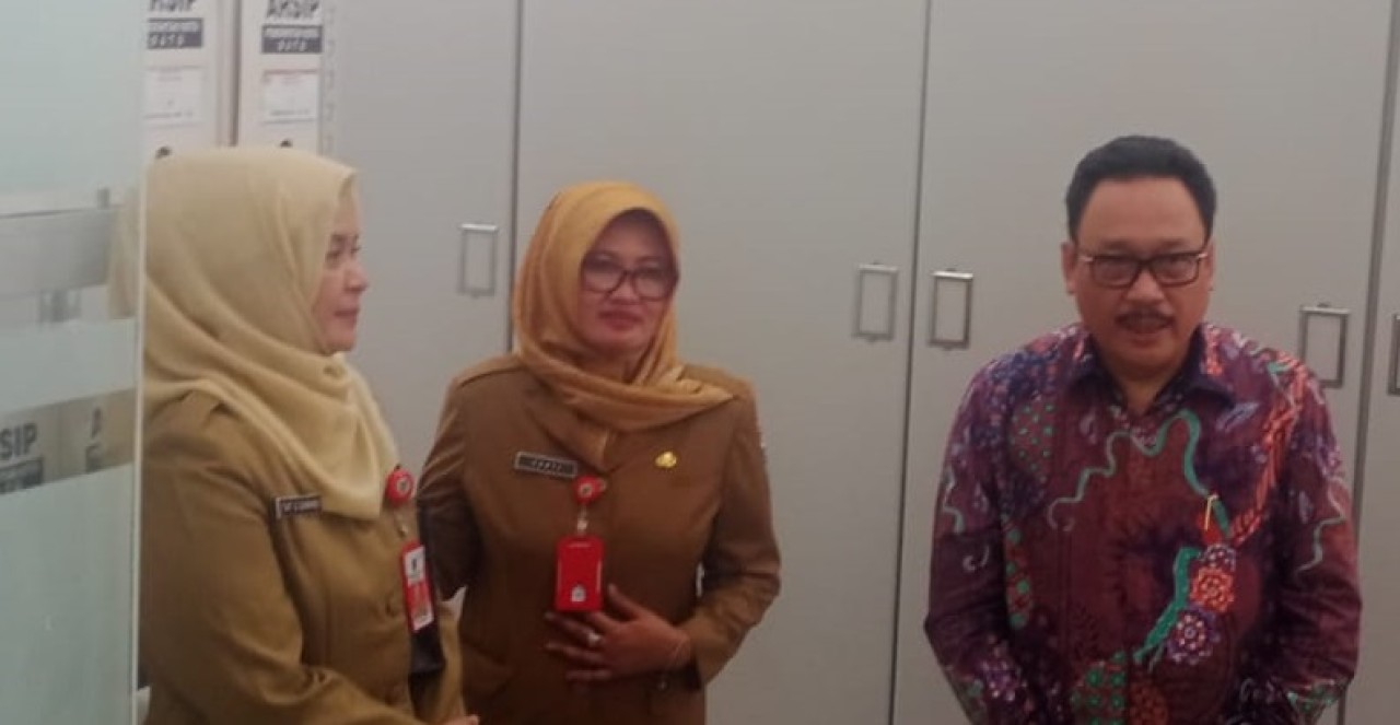 Pj Wali Kota Batu saat meninjau Depo Arsip bersama Kepala ANRI dan Kepala Disperpusip Kota Batu. (Foto: foto : Gerhana/jatimnow.com)