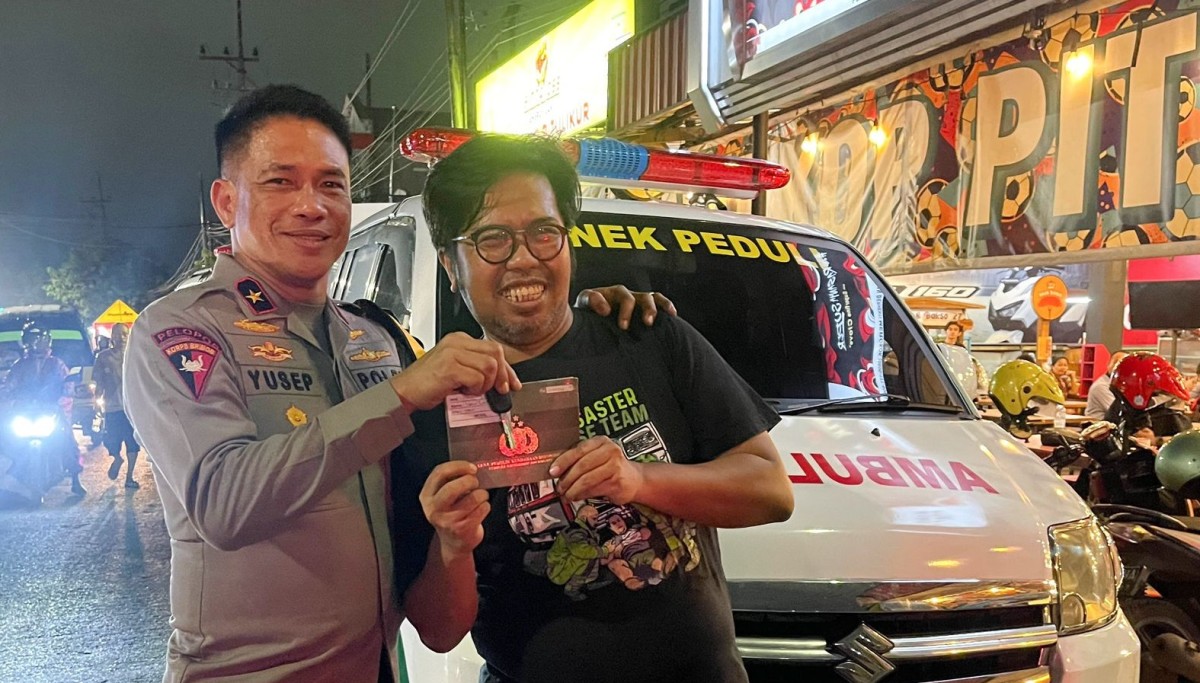 Wakapolda Jatim Brigjen Ahmad Yusep Gunawan saat memberikan bantuan ambulan ke BDRT 27 (Foto: Humas Polda Jatim for jatimnow.com)