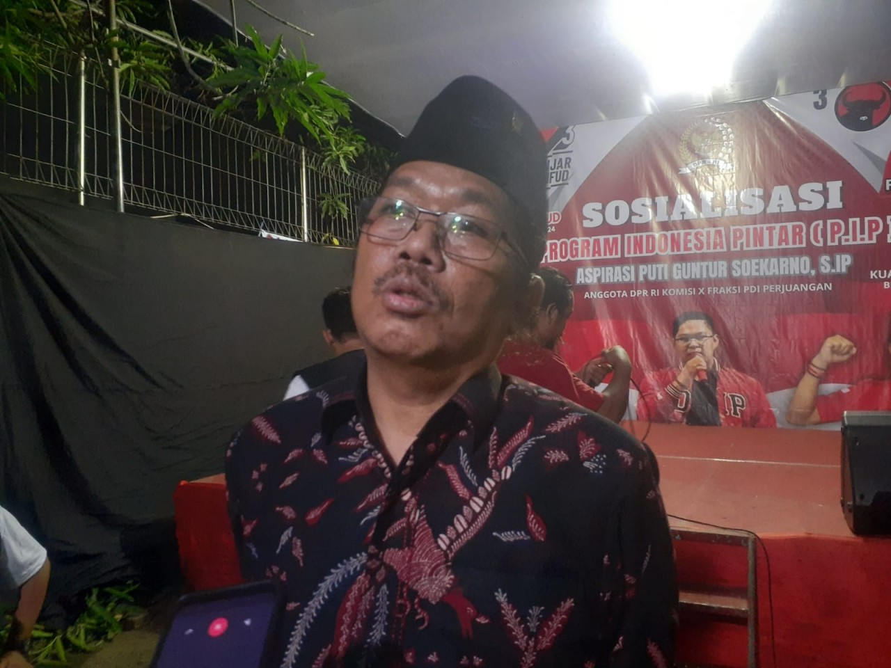 Anggota DPRD Surabaya, Budi Leksono saat menghadiri Sosialisasi Program Indonesia Pintar (PIP) di Kelurahan Mojo, Kecamatan Gubeng, Kota Surabaya. (Foto: Endang Pergiwati/jatimnow.com)