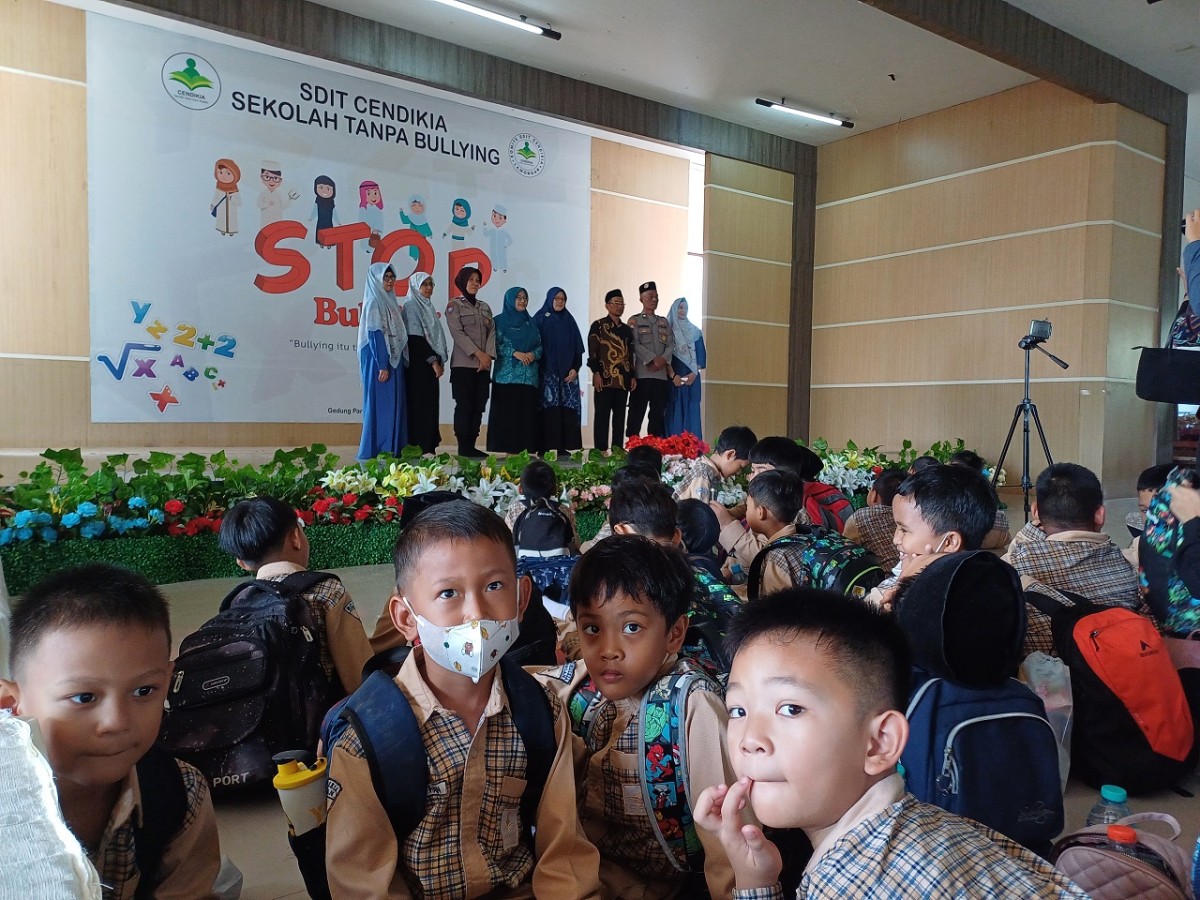 Gerakan stop bullying oleh SDIT Cendikia Lamongan. (Foto : Adyad Ammy Iffansah/jatimnow.com)