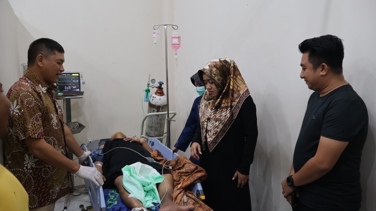 Bupati Mojokerto Ikfina Fahmawati menjenguk korban tertimpa pohon. (Foto: Humas Pemkab Mojokerto)