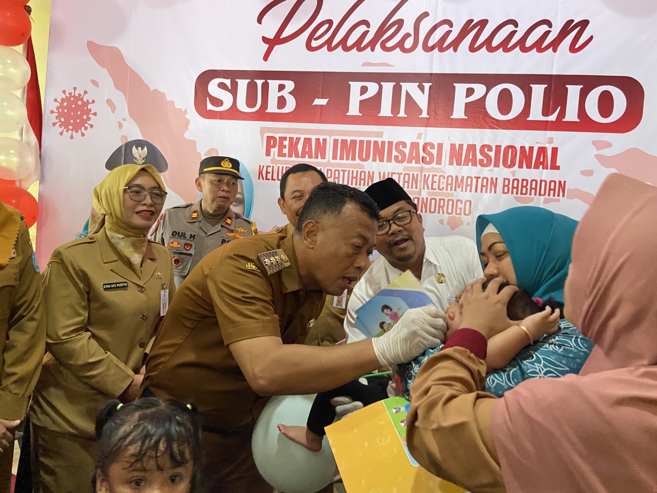 Bupati Ponorogo Sugiri Sancoko saat melakukan tetes pertama imunisasi polio tetes kepada salah satu anak (Foto: Ahmad Fauzani/jatimnow.com)