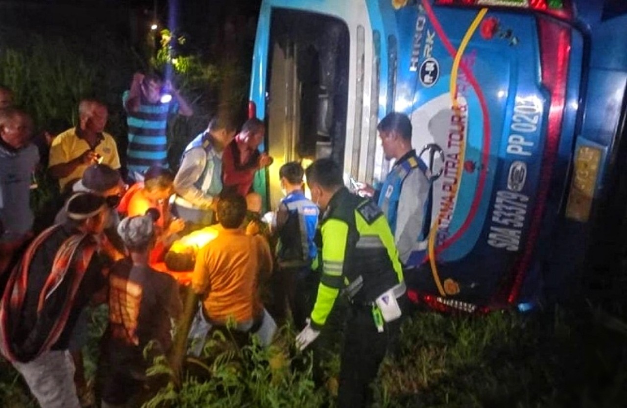 Evakuasi para korban kecelakaan bus yang ditumpangi siswa dan guru SMAN 1 Sidoarjo. (Foto: Polda Jatim for jatimnow.com).