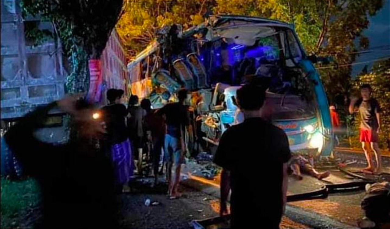 Penampakan bus dan dump truck seusai tabrakan di Jalan Raya Daendels, Desa Kemangi, Kecamatan Bungah, Kabupaten Gresik, Sabtu (27/1/2024) malam. (Foto: tangkaoan layar)