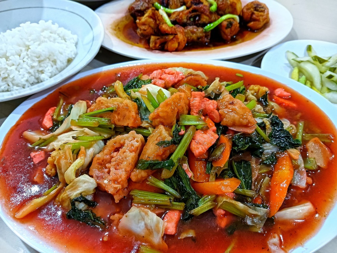 Menu capcay dan ayam Inggris andalan Depot Sederhana Cak To. (Foto-foto: Ahaddiini HM/jatimnow.com)