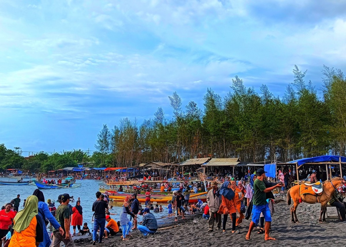 Pengunjung memadati Pantai Cemara Sewu Jember. (Foto: Ahaddiini HM for jatimnow.com)