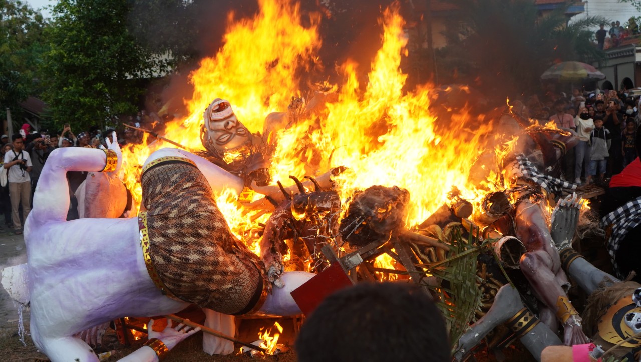 Pembakaran ogoh-ogoh di Desa Balun, Kecamatam Turi, Lamongan. (Foto : Humas Pemkab Lamongan for jatimnow.com)