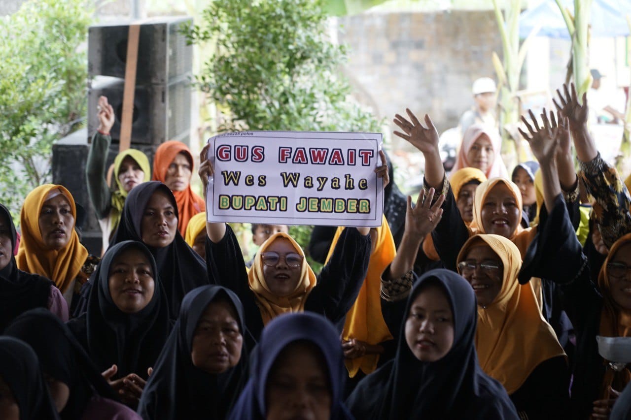 Emak-emak di Jember terus mendukung Gus Fawait maju di Pilbup 2024. (Foto: Budi for jatimnow.com)